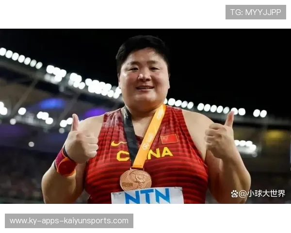 举重赛事燃爆现场，老将举起纪录重量后泪洒赛场