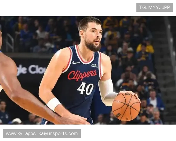 祖巴茨21+15独撑内线！快船篮板崩盘成致命伤，祖巴茨球鞋